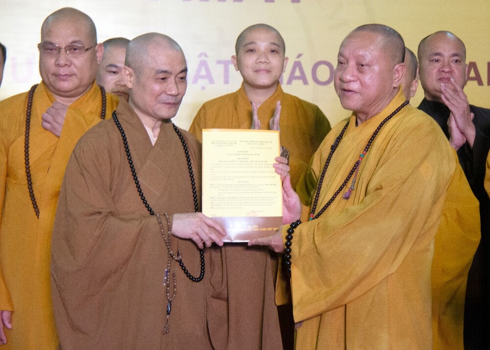 Hoà thượng Thích Gia Quang – Phó Chủ tịch Hội đồng Trị sự, Viện trưởng Phân viện Nghiên cứu Phật học Việt Nam tại Hà Nội trao Quyết định.
