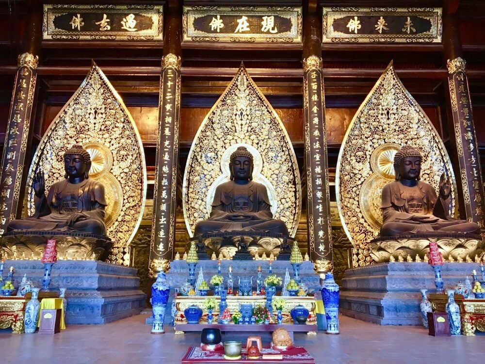 Ba pho tượng Phật Tam Thế được đặt tại chính điện - Ảnh sưu tầm