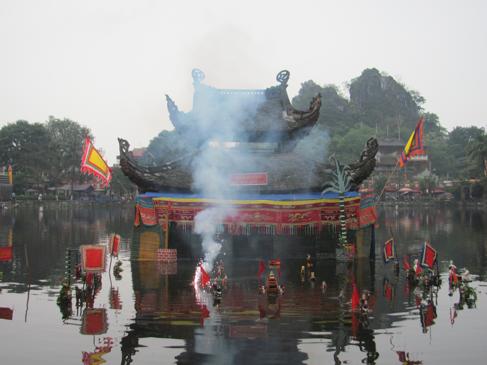 Múa rối nước ở lễ hội chùa Thầy - Ảnh sưu tầm