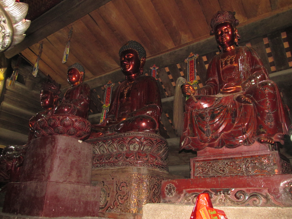 Bộ tượng Di đà Tam tôn bài trí tại ban thờ ở chùa Thượng - Ảnh sưu tầm