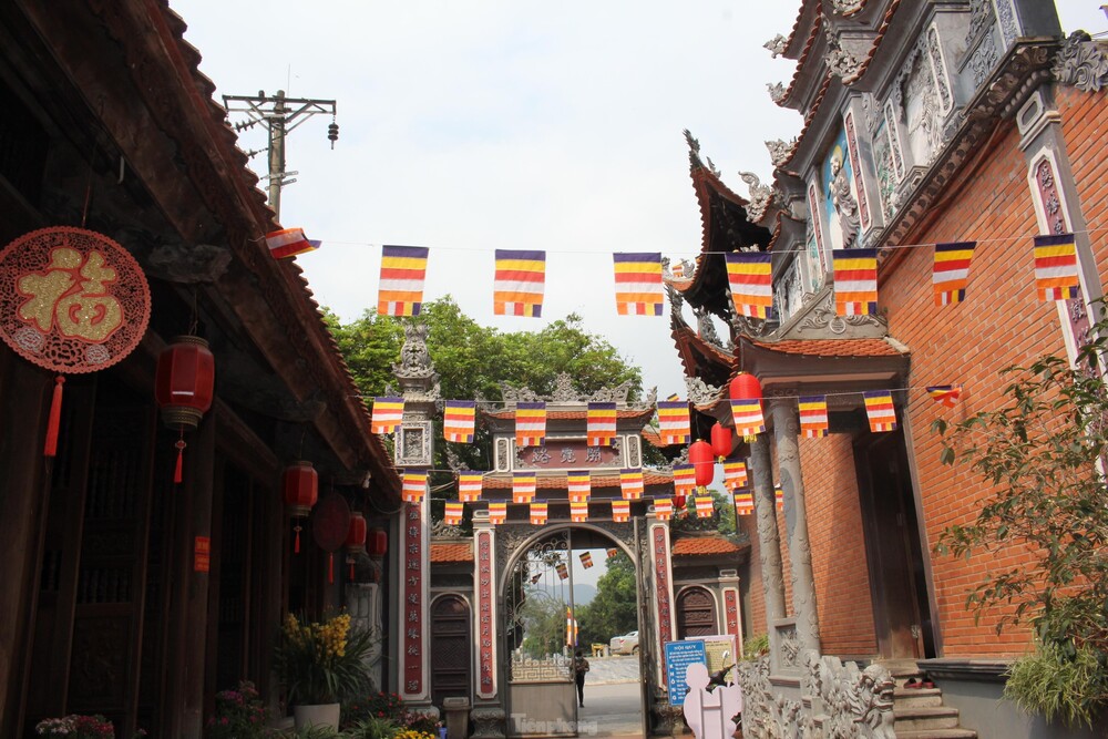 Bên cạnh đó Chùa Thành còn ghi danh trong Sách kỷ lục Việt Nam VIETKINGS là ngôi chùa thả đèn hoa đăng cầu bình an nhiều nhất Việt Nam.