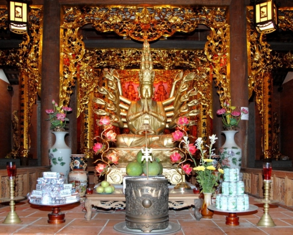Toàn bộ hệ thống tượng thờ (gồm 53 pho tượng lớn, nhỏ) của chùa Thành được đúc bằng đồng nguyên khối. Năm 2007, hệ thống tượng thờ này đã được Trung tâm Sách Kỷ lục Việt Nam xác nhận là “Ngôi chùa có hệ thống tượng thờ bằng đồng nguyên khối nhiều nhất Việt Nam”.
