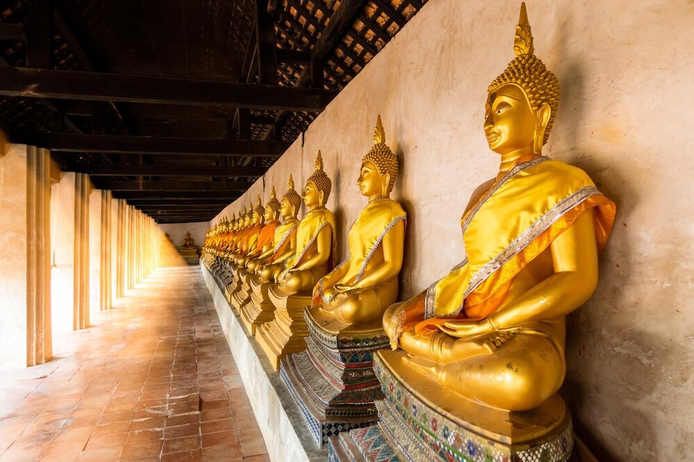 corridor-with-buddha-statues-wat-phutthaisawan-temple-ayutthaya-thailand_554837-870