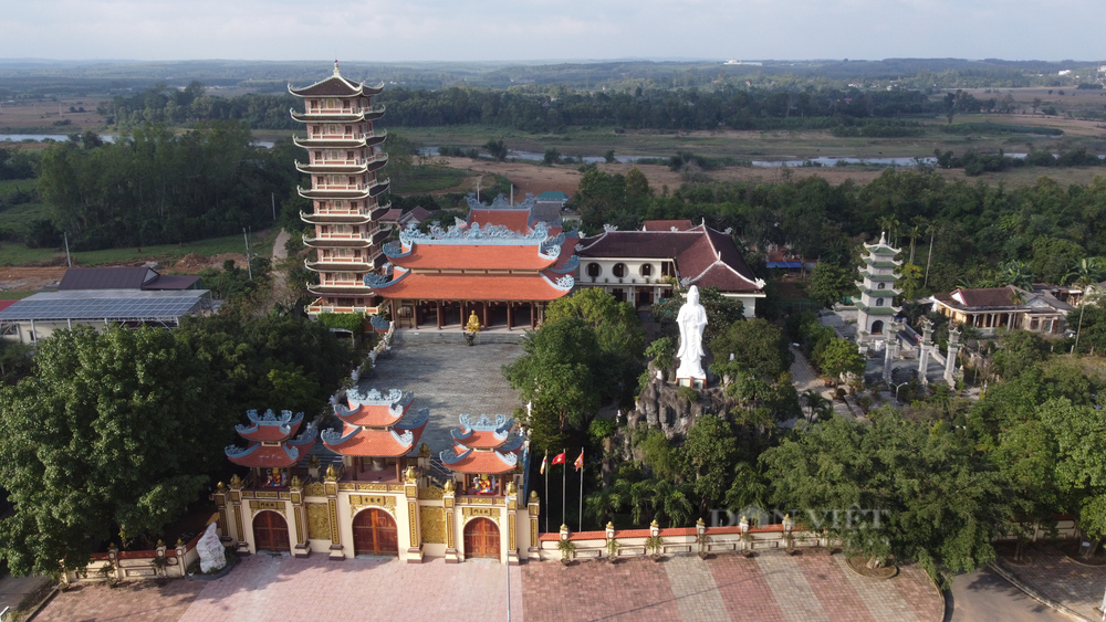 Toàn cảnh chùa Cam Lộ - ngôi chùa được cho là linh thiêng, nhiều người chiêm bái tọa lạc tại thị trấn Cam Lộ, huyện Cam Lộ, tỉnh Quảng Trị. Ảnh: Ngọc Vũ.