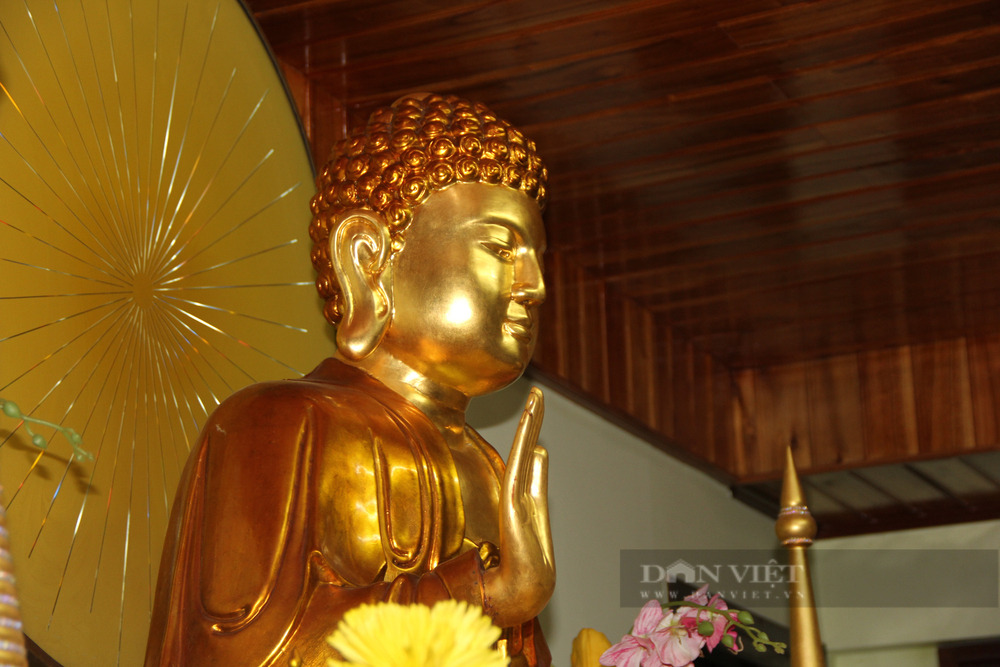 Tượng Phật ở tầng 10, bảo tháp chùa Cam Lộ. Ảnh: Ngọc Vũ.