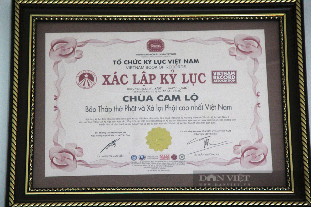Tổ chức kỷ lục Việt Nam xác lập kỷ lục cùa Cam Lộ có bảo tháp thờ Phật và Xá lợi Phật cao nhất Việt Nam. Ảnh: Ngọc Vũ.