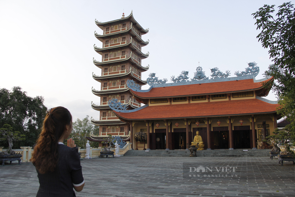 Chùa Cam Lộ có toà bảo tháp 10 tầng, cao 38 mét, được xác lập kỷ lục là bảo tháp thờ Phật và Xá lợi Phật cao nhất Việt Nam. Ảnh: Ngọc Vũ.