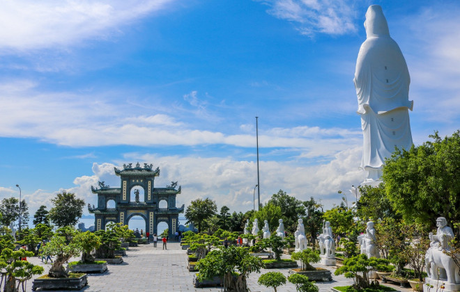 Chùa Linh Ứng, được xem là cõi Phật giữa chốn trần gian, tọa lạc tại khu vực Bãi Bụt, bán đảo Sơn Trà, nằm cách trung tâm thành phố Đà Nẵng 10km về hướng Đông Bắc