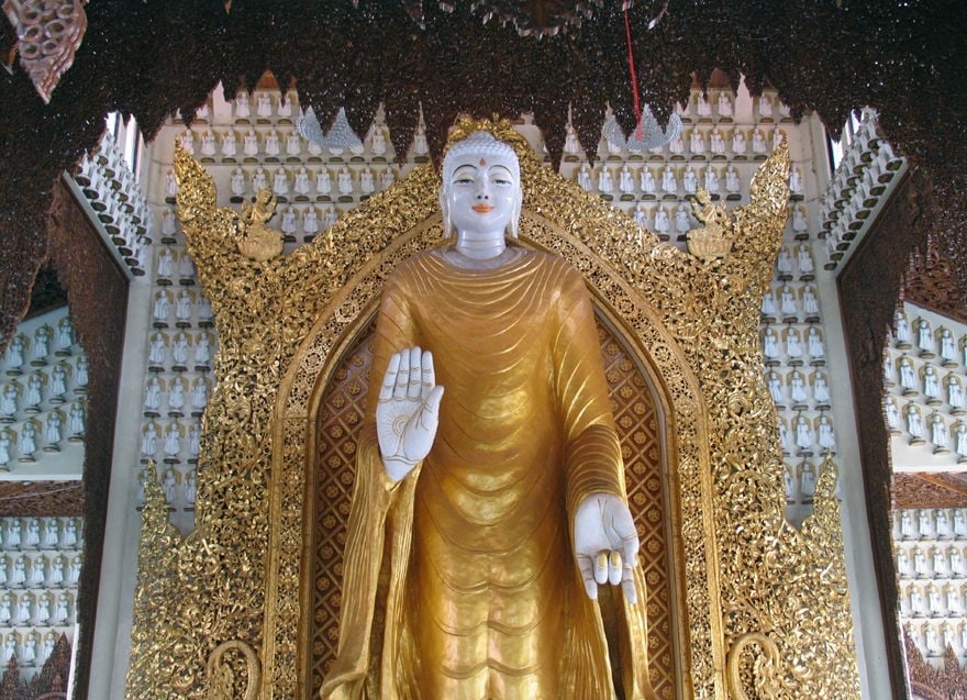 Bức tượng Phật cao 3.3m, nặng tới 10 tấn được làm từ đá cẩm thạch trắng Ở Chùa Phật giáo Miến Điện.