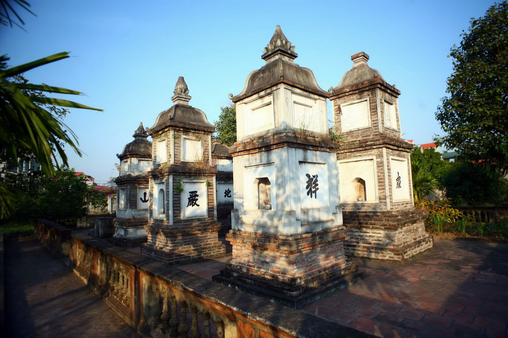 Phía sau chùa là vườn tháp, nơi lưu giữ di cốt của các nhà sư tu hành tại chùa - Ảnh sưu tầm