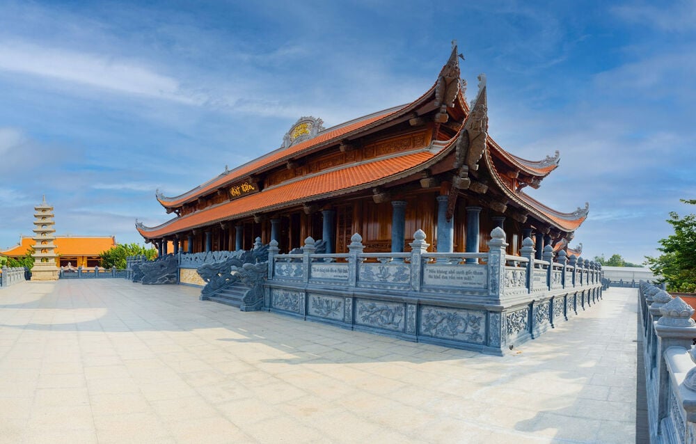 Tu viện được mô phỏng theo mô hình của một ngôi già lam tiêu biểu của Phật giáo mang đậm nét kiến trúc đồng bằng sông Hồng.