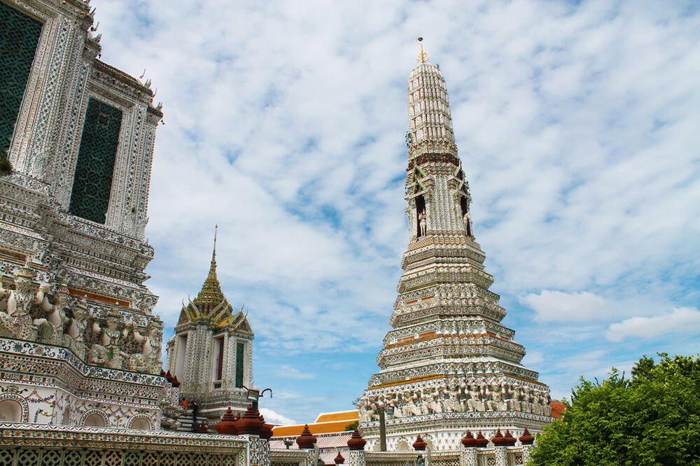 Wat Arun có nhiều ngọn tháp, trong đó tháp cao nhất nằm ở trung tâm ngôi chùa. Ngọn tháp này được trang trí rất đẹp mắt, tinh xảo bằng các mảnh thuỷ tinh nhỏ và đồ sứ. Ảnh: Thailandnow.