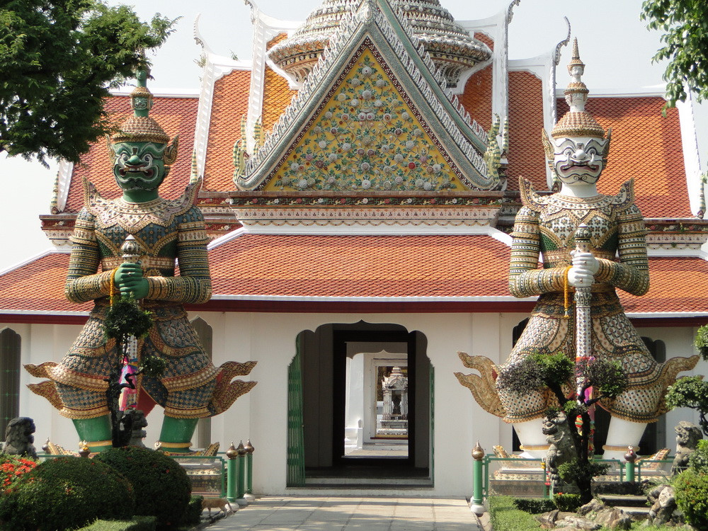Sân thứ nhất của chùa có các bức tượng thần canh gác. Mỗi góc sân được bố trí một ngôi đền, phần chân là các bức tượng thần Khỉ và vị thần Thái Lan, trên đỉnh gắn cây đinh ba của thần Shiva. Ảnh: Nagatravel.