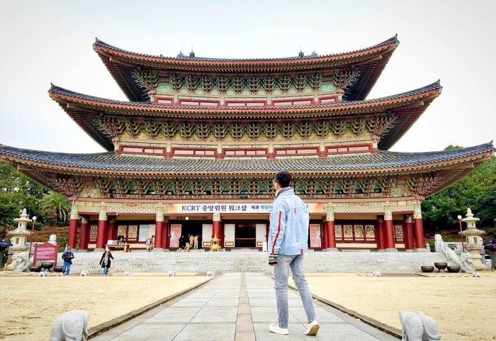 Kiến trúc chùa Yakcheonsa khiến nhiều du khách không khỏi ấn tượng khi chiêm ngưỡng. Ảnh sưu tầm.