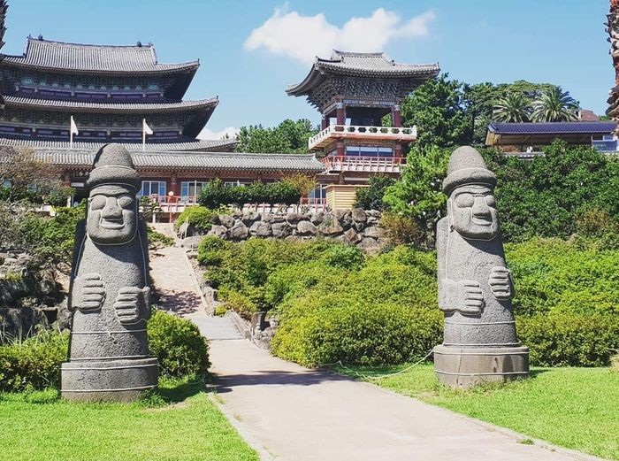Không gian thanh tịnh, bình yên là điểm nổi bật ở chùa Yakcheonsa. Nguồn (wiki-travel.com.vn)