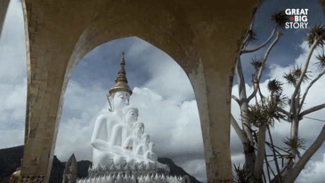 Wat Pha Sorn Kaew, ngôi đền được dựng trên vách thủy tinh