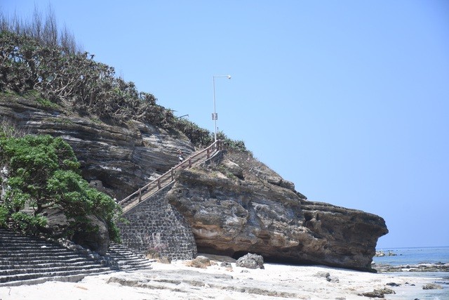 Vách đá khu vực chùa Hang có nhiều hình thù độc đáo. Đây là dấu tích xâm thực của sóng biển diễn ra hàng nghìn năm trước.