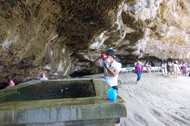 Nước từ đỉnh núi lửa Thới Lới xuyên qua kẽ đá chảy xuống trước cửa chùa Hang. Nhiều du khách đến thăm chùa Hang thích thú nếm thử dòng nước ngọt lành.