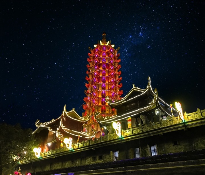 Ngôi chùa rực rỡ ánh đèn khi về đêm. (Ảnh: Chùa Thánh Quang - Bảo Tháp Đại Bi Kim Cương)