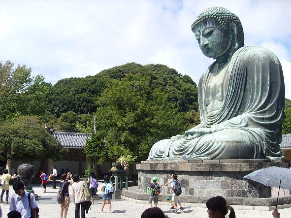 Phật giáo bị tác động rất lớn bởi yếu tố chính trị. Sự thịnh suy của Phật giáo phụ thuộc vào sự thịnh suy của chính trị Nhật Bản.