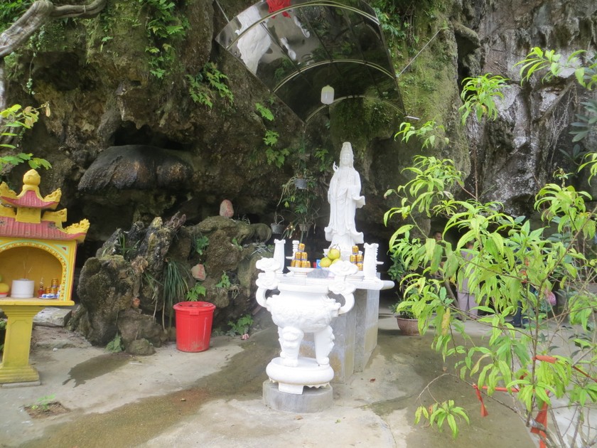 Am thờ Phật Bà ở chùa Hang - ngôi chùa nhân tạo dưới chân núi São