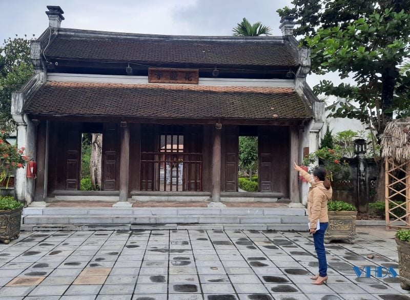 Cổng tam quan chùa Hoa Long.