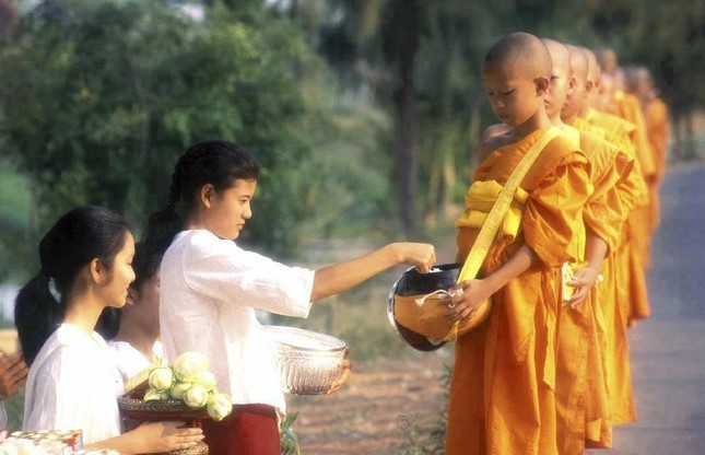Đức Phật nói Ngài thương chúng sanh, nhưng không giúp họ được, vì nghiệp của họ đã thành, quả đã tới thì phải chịu. Ảnh minh họa.