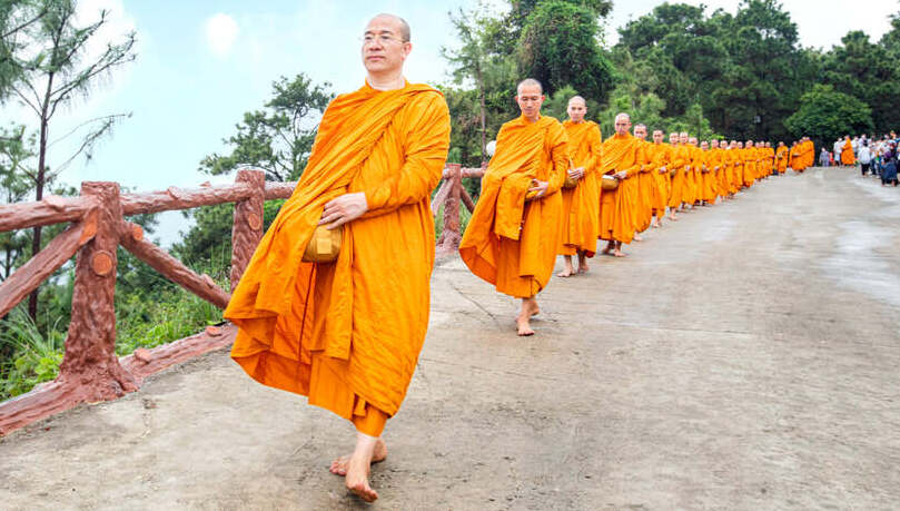 Thầy Thích Trúc Thái Minh dẫn đầu Tăng đoàn trì bình khất thực trong khuôn viên bổn tự chùa Ba Vàng