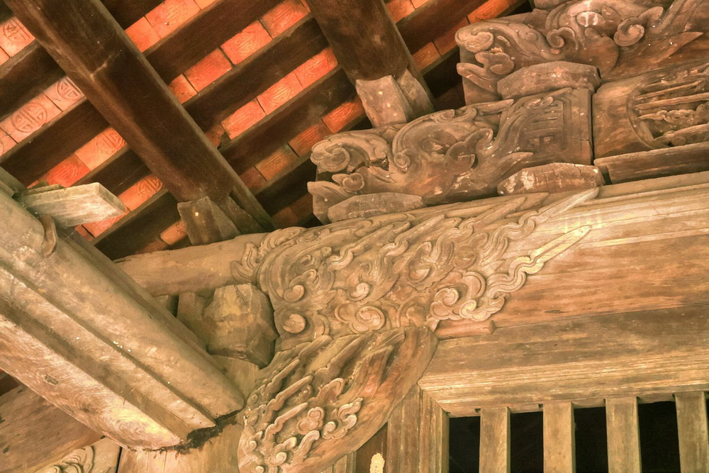 Cận cảnh hoa văn trên hệ khung gỗ của chùa.