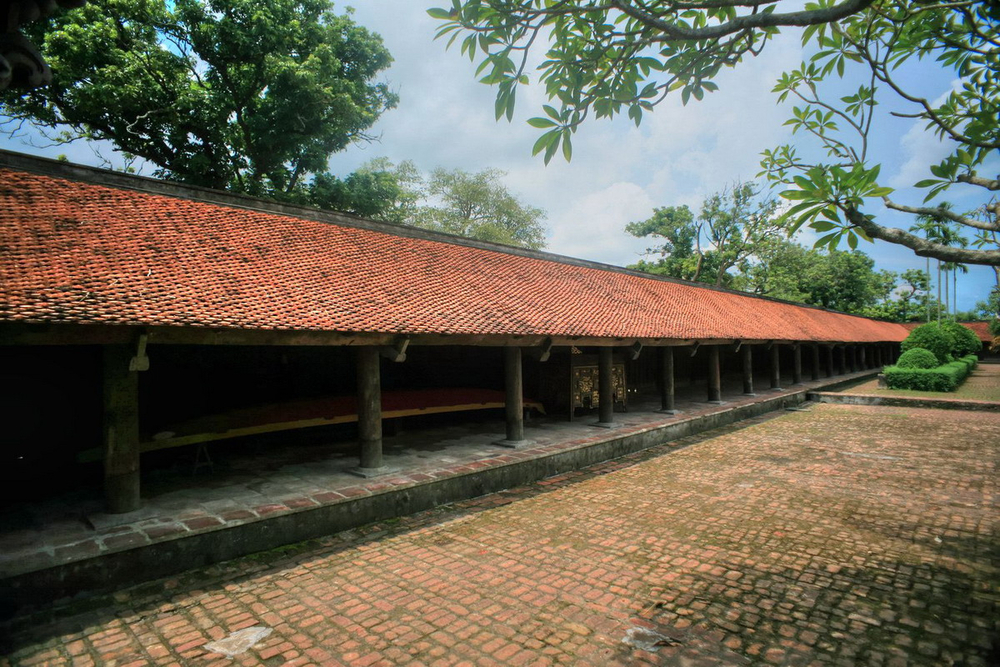Bao quanh chùa là hai dãy hành lang chạy dài từ chùa Hộ nối với nhà tổ và nhà trai sát gác chuông.