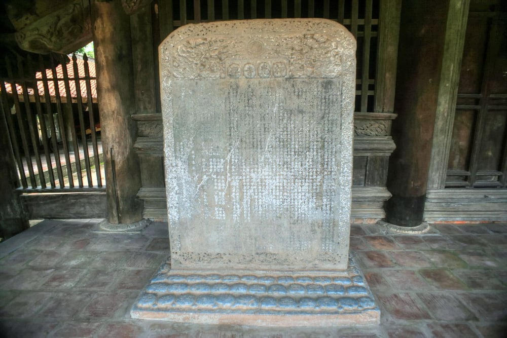 Bia đá cổ trong chùa.