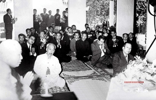 Chủ tịch Hồ Chí Minh cùng với Vua Lào lễ Phật tại chánh điện chùa Quán Sứ, Hà Nội (1966). Ảnh: Tư liệu Bảo tàng Hồ Chí Minh (Xuân Loan sưu tầm)