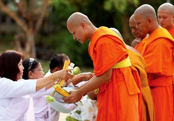 Người xuất gia, nhất là hàng sơ cơ tân học nhờ nương theo đại Tăng và cảnh trí u tịch nơi nhàn xứ mà nhiếp tâm.