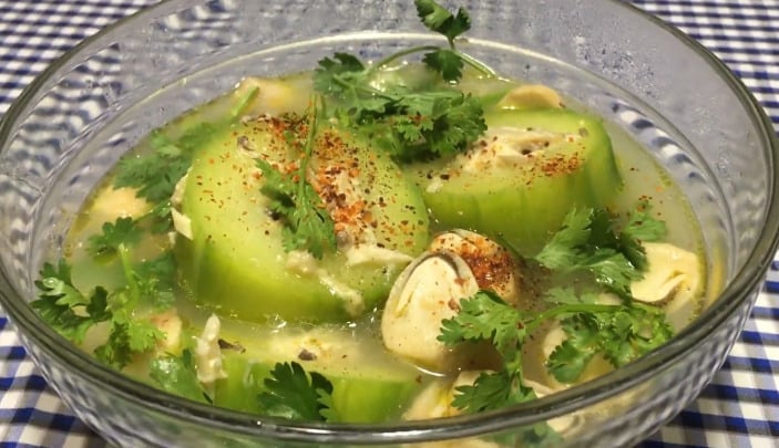 Canh bí đao nấm rơm khá dễ nấu, thời gian chuẩn bị lại nhanh nên rất thích hợp để bạn hoàn thành một mâm cơm chay đơn giản