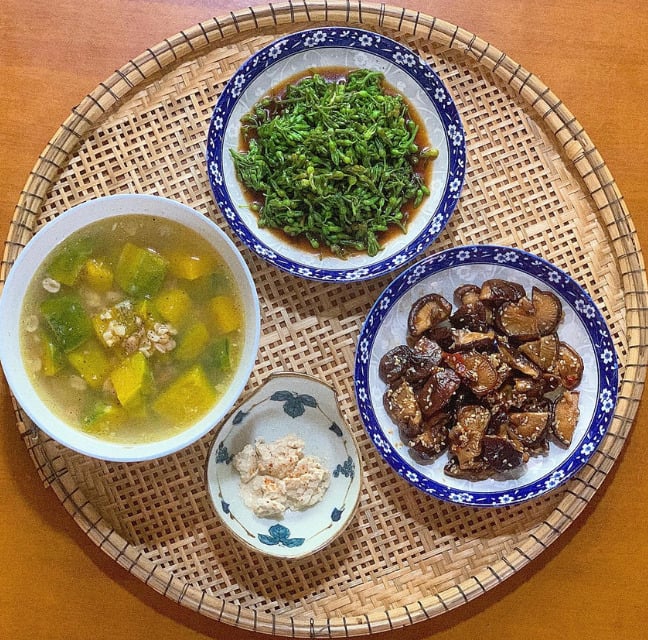 Mâm cơm chay gồm: Salad cà chua, đậu hũ cuộn rong biển chiên, mướp hương xào, đậu phộng dầm nước tương.