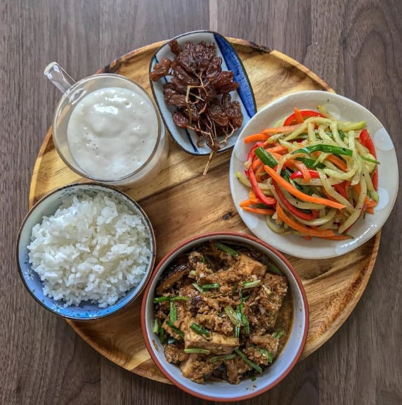 Bạn đang bí ý tưởng có thể tham khảo thực đơn ăn chay gồm nước đậu nành, nấm kho sả, su hào, cà rốt xào. Ảnh: Accnhi