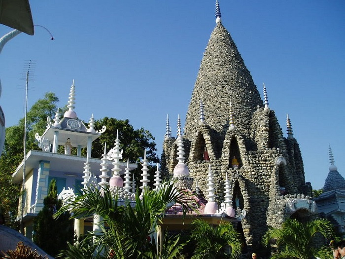 Ngôi chùa làm từ vỏ ốc thu hút nhiều du khách tham quan tại Nha Trang