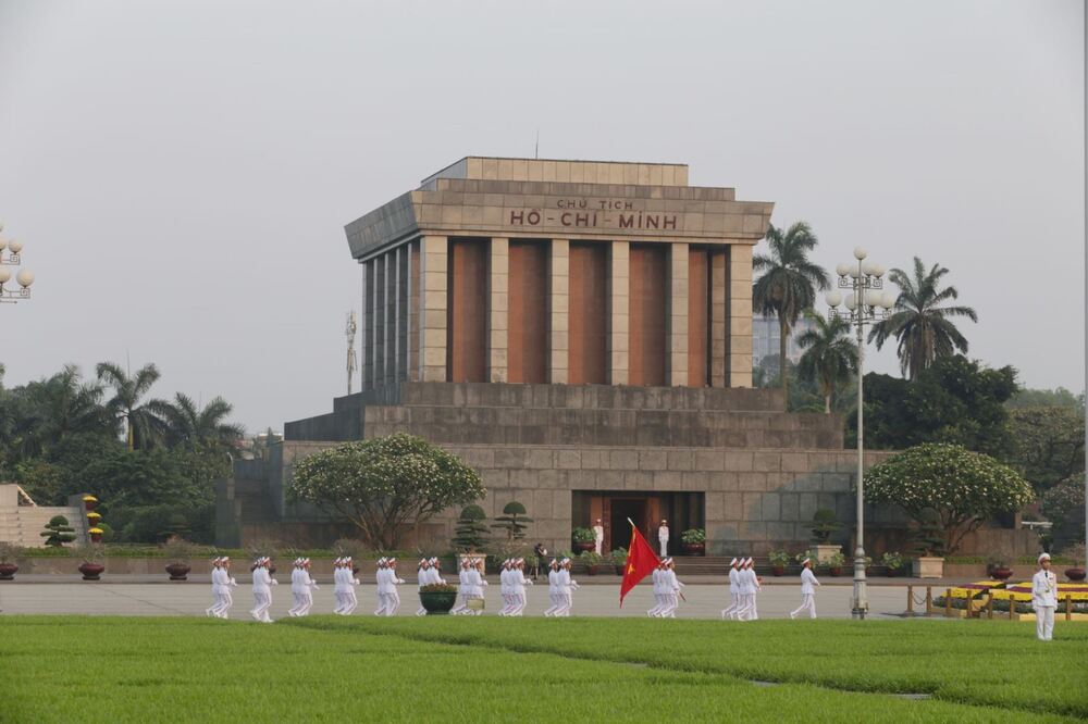 Vào Lăng viếng Chủ tịch Hồ Chí Minh
