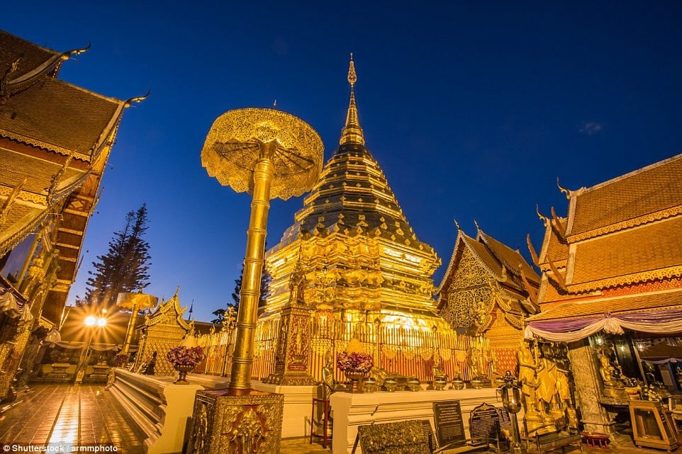 Chùa Wat Phra That Doi Suthep, Chiang Mai, Thái Lan nhìn về thành phố từ trên núi cao. Đây là một trong những ngôi chùa linh thiêng nhất miền Bắc Thái Lan.