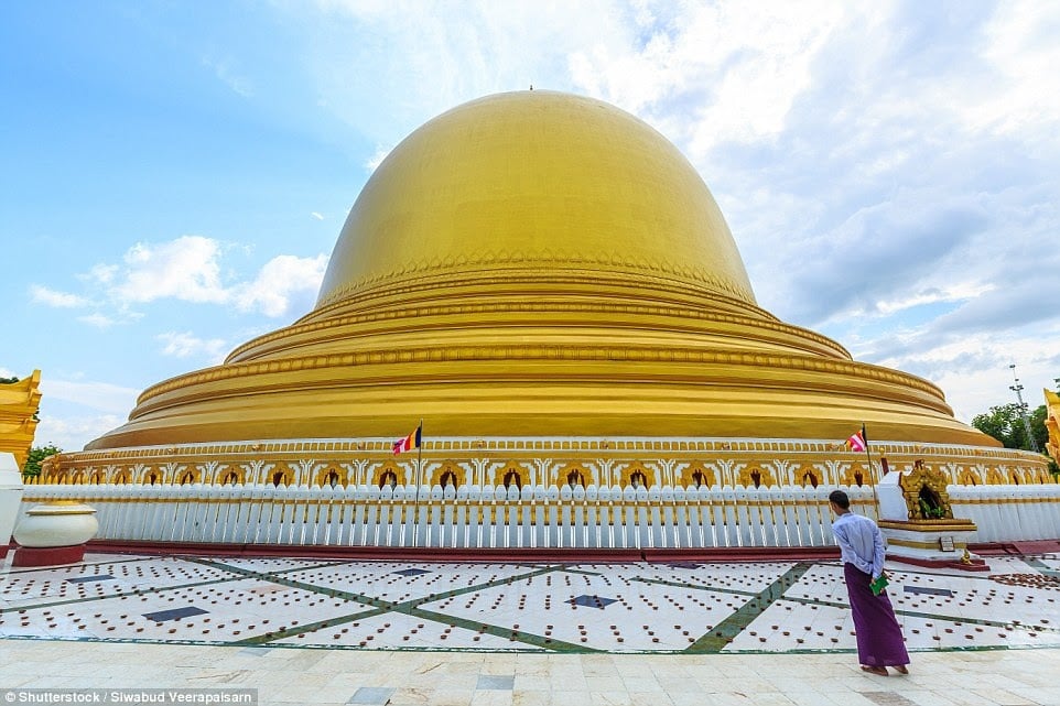 Chùa Kaunghmudaw, Sagaing, Myanmar do vua Thalun và con trai xây dựng năm 1636. Mái vòm của chùa từng được sơn màu trắng để biểu trưng cho sự tinh khiết, nhưng giờ đã được mạ vàng.