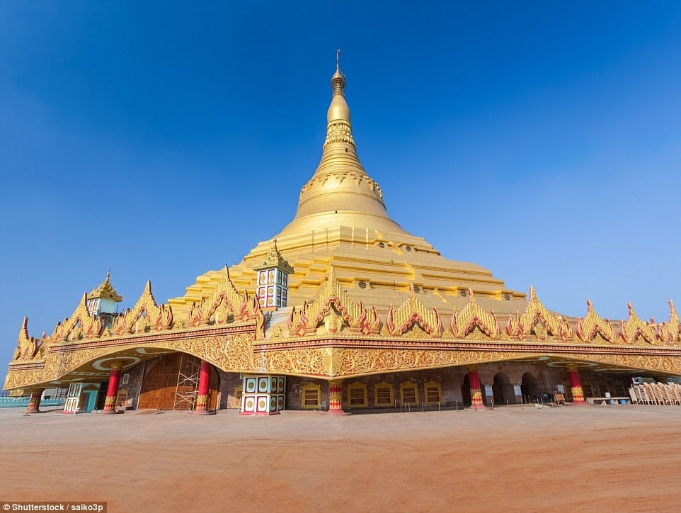 Chùa Global Vipassana, Mumbai, Ấn Độ nằm ở phía tây nam Mumbai với diện tích 6,3 ha. Ngôi chùa được coi là một kỳ quan kiến trúc của thế kỷ 21, được hoàn thành tháng 11/2008 sau 11 năm xây dựng.