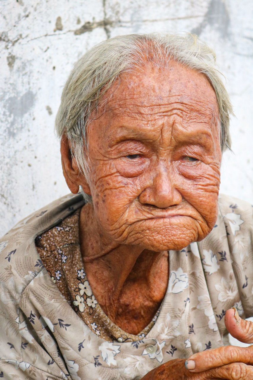Cụ Thà, 92 tuổi, bán trái cây ở góc đường An Dương Vương - Khiếu Năng Tĩnh, quận Bình Tân (Ảnh: Nguyễn Vy).