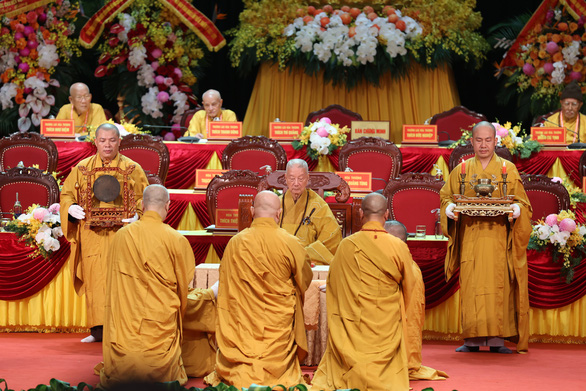 Nghi thức suy tôn Pháp chủ Giáo hội Phật giáo Việt Nam - Ảnh: QUẢNG TÂM