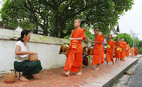 Các nhà sư thực hành nghi lễ khất thực trên đường phố.