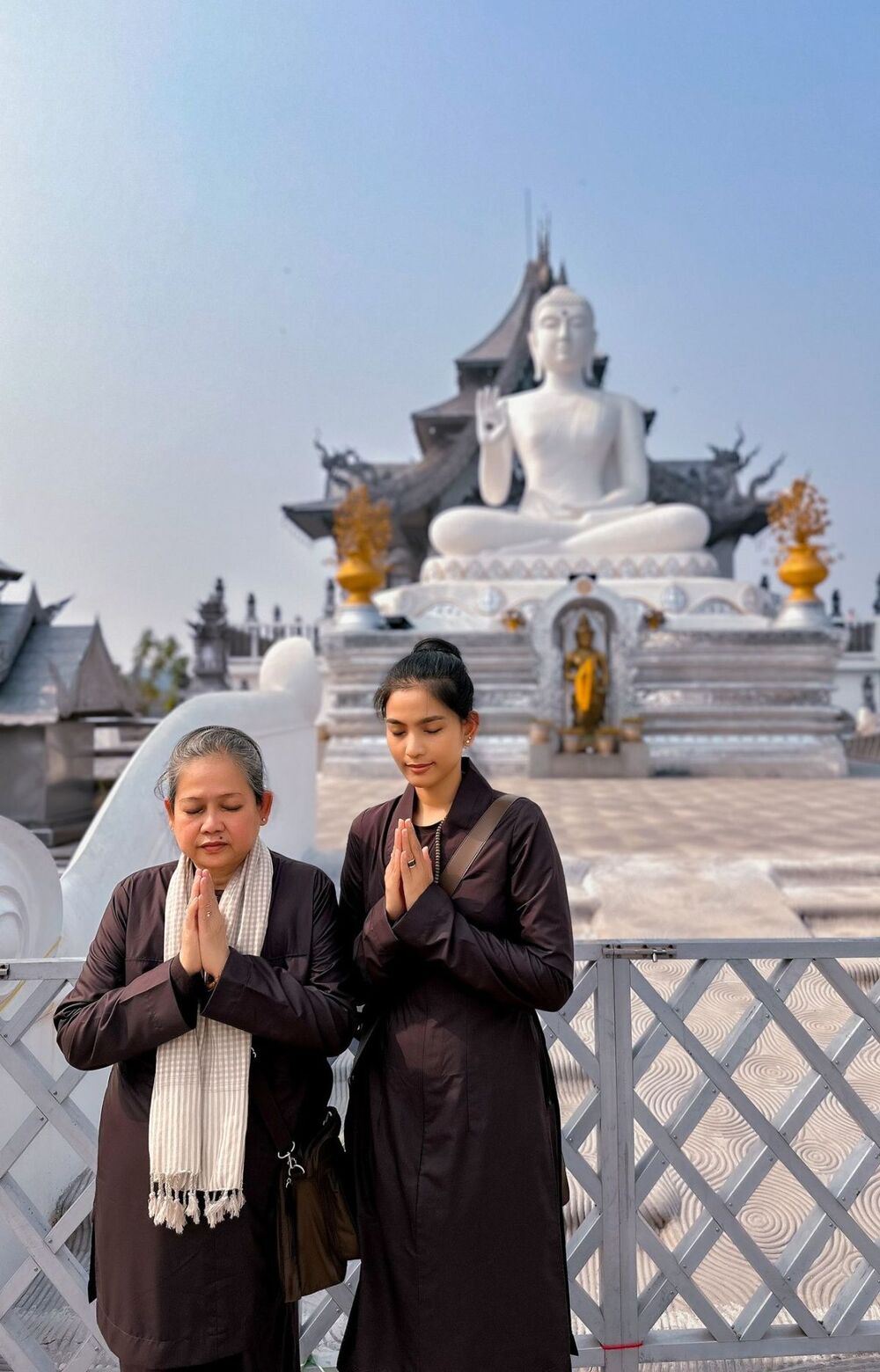 Trương Thị May cùng mẹ đứng trước bức tượng Mahabodhi trong chùa Đại Giác Ngộ. Tương truyền bức tượng này giống hệt hình dáng của Đức Phật.