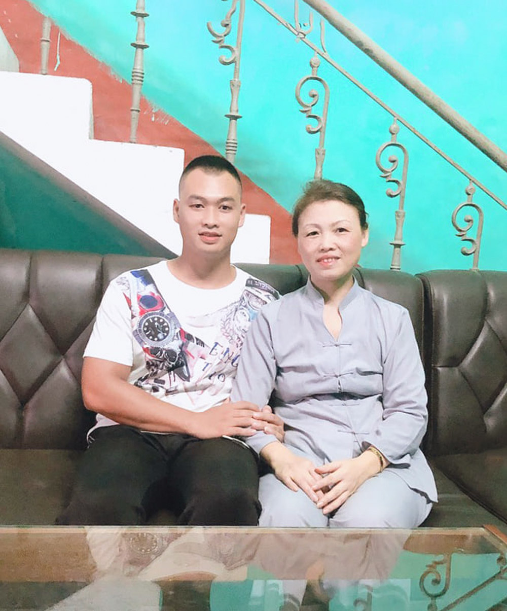 Bạn Nguyễn Bá Long cùng mẹ của mình là Phật tử Chu Thị Khương