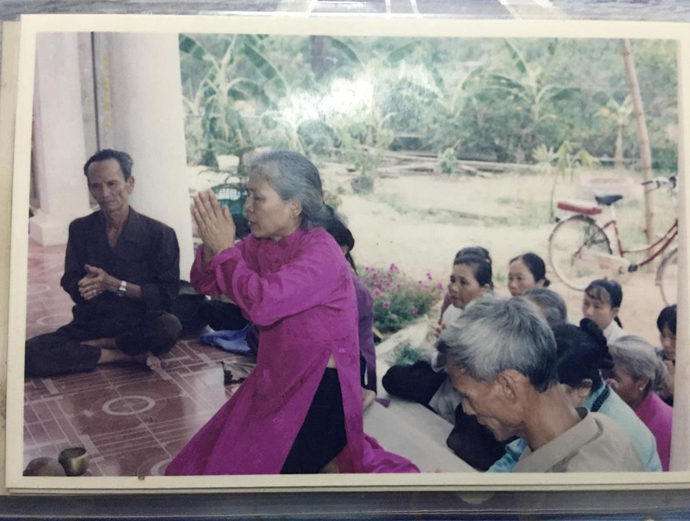 Cố Phật tử Trương Thị Ninh - Pháp danh Diệu Phước (áo dài đỏ) và các Phật tử thị xã Hà Tĩnh lễ bái tại chánh điện thờ Phật - Đền Võ Miếu. Ảnh MT