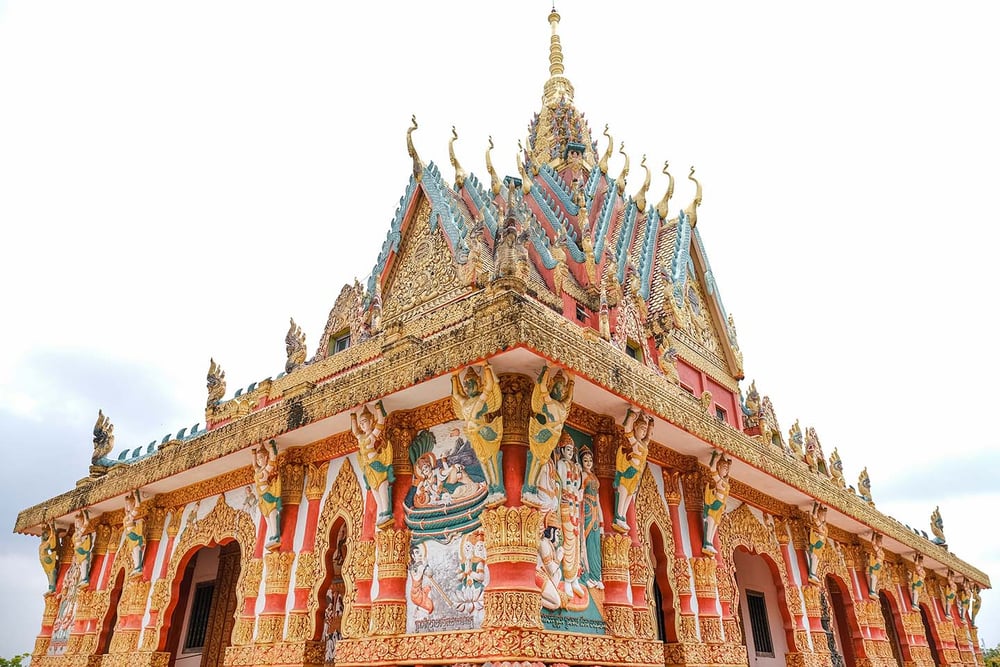 Ngôi chùa có lối kiến trúc nguy nga, rực rỡ với sắc đỏ và vàng, cùng nhiều hoạ tiết trang trí tinh xảo. Phần mái chùa hình tam giác cân, có ba lớp như hầu hết các ngôi chùa Khmer khác.