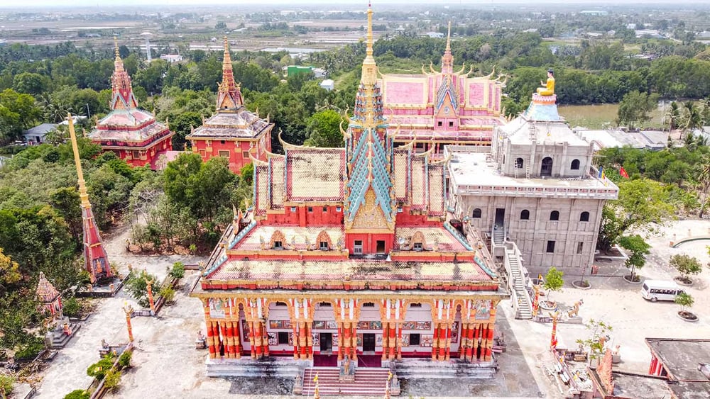 Với lối kiến trúc đặc trưng và trang trí ấn tượng, chùa Ghositaram giống như “bảo tàng mỹ thuật”, thể hiện tài năng của các nghệ nhân Khmer. Đây là một trong những điểm đến hấp dẫn đối với bất cứ du khách nào đến Bạc Liêu.