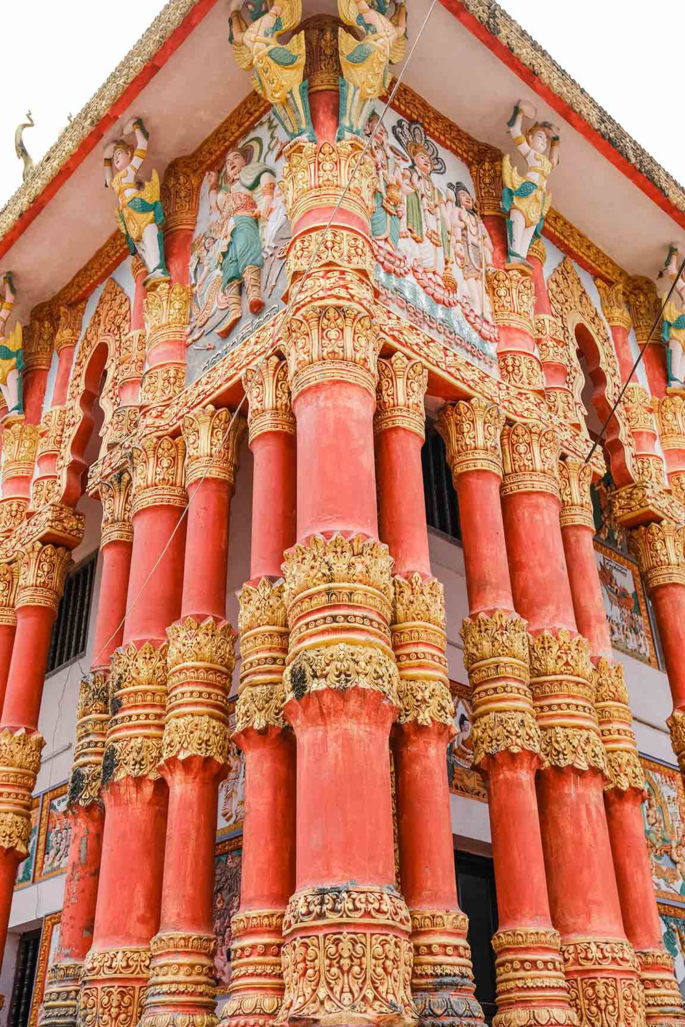 Giữa các hàng trụ cột chạm khắc nhiều bức phù điêu mô tả sống động các câu chuyện, điển tích về cuộc đời Đức Phật và giáo lý nhà Phật. Được biết, các nghệ nhân phải mất khoảng 4 năm mới hoàn tất phần họa tiết, hoa văn trang trí của toàn bộ ngôi chùa.